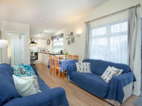 Sunnydaze-detached chalet with 2 bedrooms and 2 bathrooms and private parking outside door